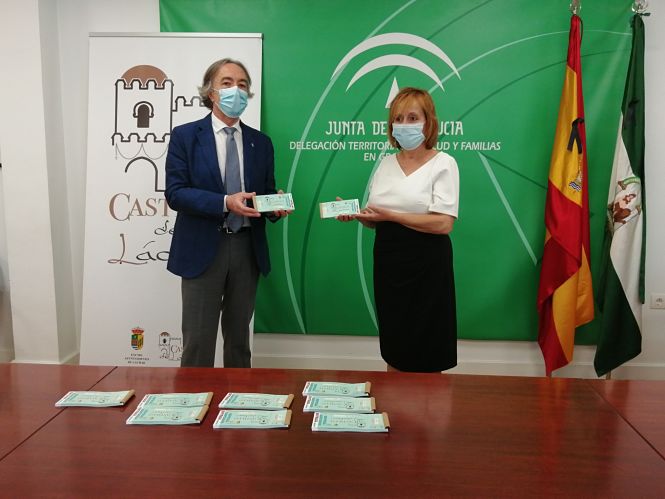 La alcaldesa de Láchar entrega las entradas al Delegado de Salud (JUNTA) 