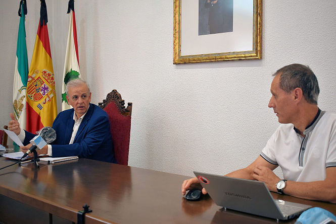 El Concejal de Consumo, Manuel Montalvo y el coordinador de la OMIC, José Antonio Rodríguez (AYTO. ALBOLOTE) 