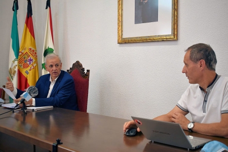 El Concejal de Consumo, Manuel Montalvo y el coordinador de la OMIC, José Antonio Rodríguez (AYTO. ALBOLOTE) El Concejal de Consumo, Manuel Montalvo y el coordinador de la OMIC, José Antonio Rodríguez (AYTO. ALBOLOTE)