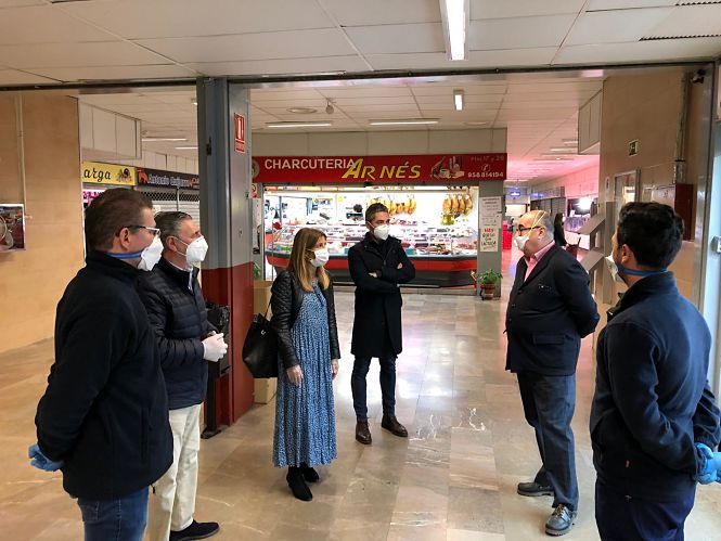 Eva Martín y Manuel Olivares durante la visita a Merca 80 (AYUNTAMIENTO GRANADA) 