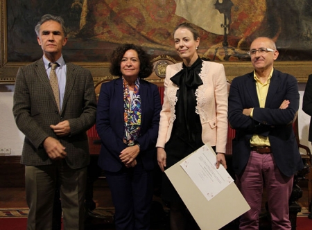 En la imagen la catedrática de la UGR junto a la rectora, en un acto celebrado en el Hospital Real (UGR) 