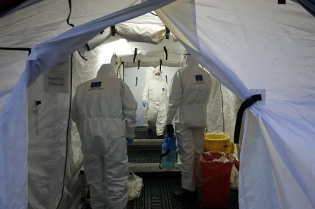 Trabajadores de proteccion civil se desinfectan contra el coronavirus en una carpa instalada en el hospital del PTS de Granada (ÁLEX CÁMARA / EUROPA PRESS) 