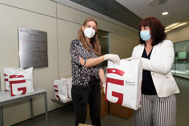 Imagen de la entrega de mascarillas (R. MARTÍNEZ / DIPGRA)