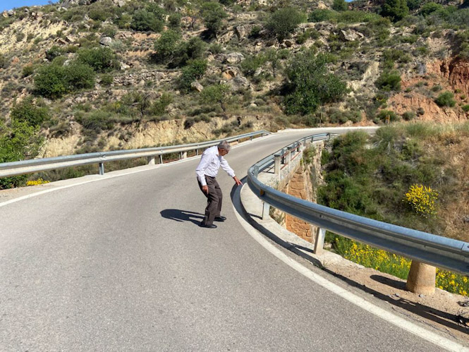 El alcalde de Albuñuelas en el puente del Barrancón (PP) 