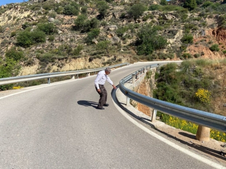 El alcalde de Albuñuelas en el puente del Barrancón (PP) 
