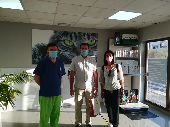 El alcalde y la concejala de Comercio visitan uno de los comercios de Monachil (AYTO. MONACHIL) 