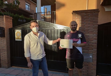 El concejal de Turismo entrega su diploma de `embajadores honorarios` a un vecinos de Vegas del Genil (YTO. VEGAS DEL GENIL)