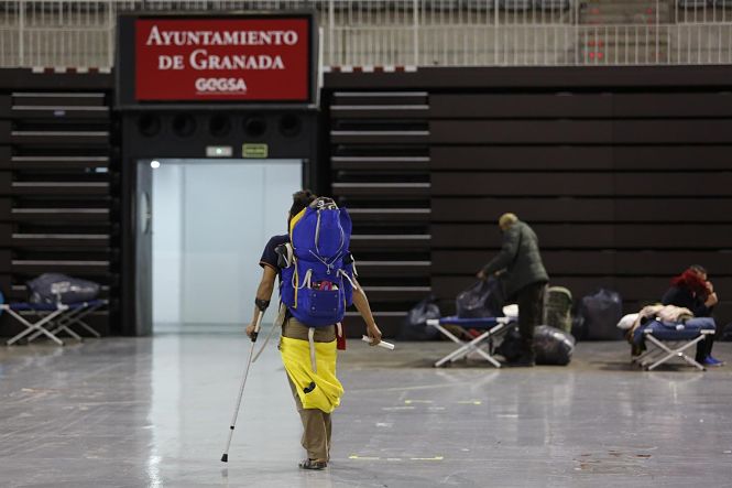 LLegada de personas sin hogar al intererior del Palacio de Deportes (ÁLEX CÁMARA /EUROPA PRESS) 