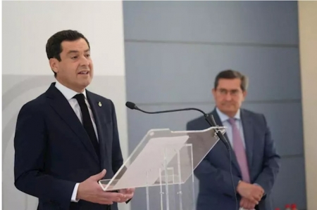 El presidente de la Junta de Andalucía, Juanma Moreno, en presencia del presidente de la Diputación de Granada, José Entrena (JUNTA) El presidente de la Junta de Andalucía, Juanma Moreno, en presencia del presidente de la Diputación de Granada, José Entrena (JUNTA)