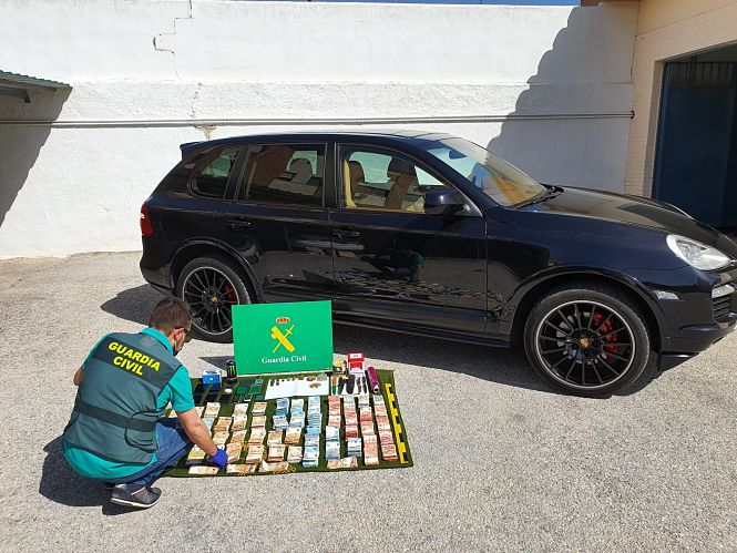Dinero y droga incautados (GUARDIA CIVIL) 