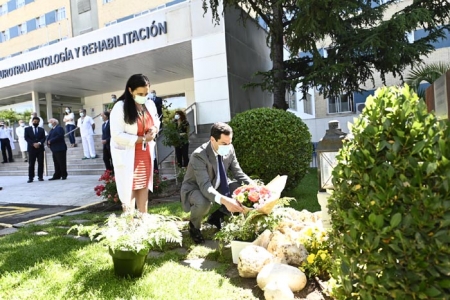El presidente de la Junta de Andalucía, Juanma Moreno, asiste a la ofrenda floral en el Hospital Virgen de las Nieves por el Día Nacional del Donante de órganos (JUNTA DE ANDALUCÍA)