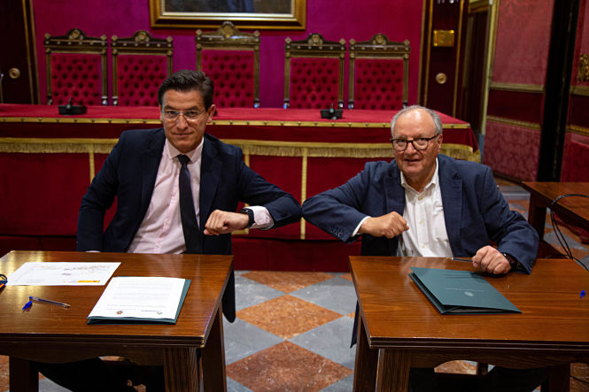 El alcalde de Granada y el presidente de los hosteleros, durante la firma del convenio (FEDERACIÓN DE HOSTELERIA)