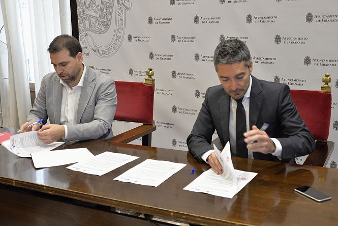 Imagen del momento de la firma  (JAVIER ALGARRA / AYUNTAMIENTO)
