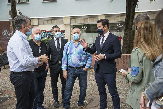 Luis Salvador ha visitado a los Comerciantes de La Chana (JAVIER ALGARRA / AYUNTAMIENTO)