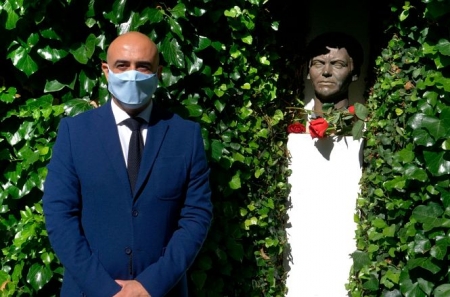 José Manuel Molino, Alcalde de Fuente Vaqueros junto al busto de Lorca (AYTO. FUENTE VAQUEROS)