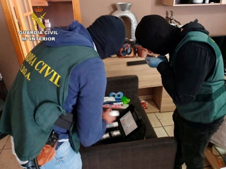 Guardia Civil con el material incautado (GUARDIA CIVIL) 