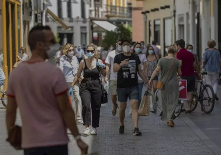 Las calles andaluzas vuelven a tener gente (MARÍA JOSÉ LÓPEZ / EUROPA PRESS)