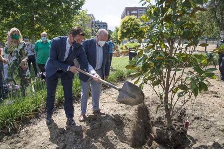 Luis Salvador y Gregorio García plantando un árbol (JAVIER ALGARRA / AYUNTAMIENTO) 