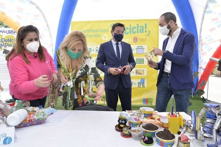 Luis Salvador y Pepa Rubia en uno de los talleres (JAVIER ALGARRA / AYUNTAMIENTO) 