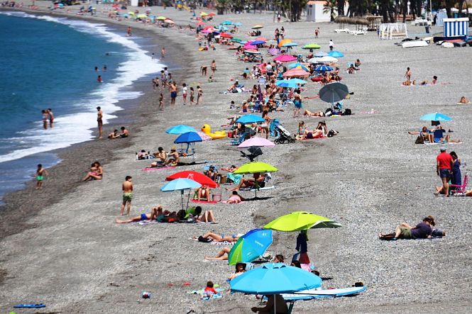 Ambiente en la playa de La Herradura, en el municipio granadino de ALMUÑÉCAR (AYUNTAMIENTO DE ALMUÑÉCAR) 