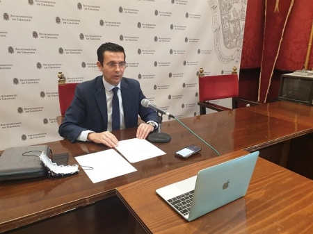 El portavoz del Grupo del PSOE en el Ayuntamiento de Granada, Francisco Cuenca, en una rueda de prensa reciente (PSOE) 