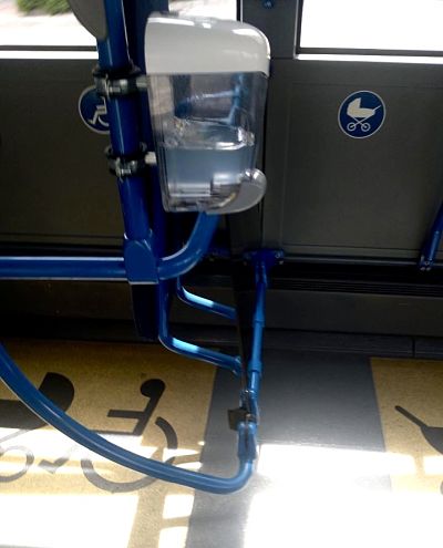 Dispensador de gel hidroalcohólico en un autobus (AYTO. GRANADA)