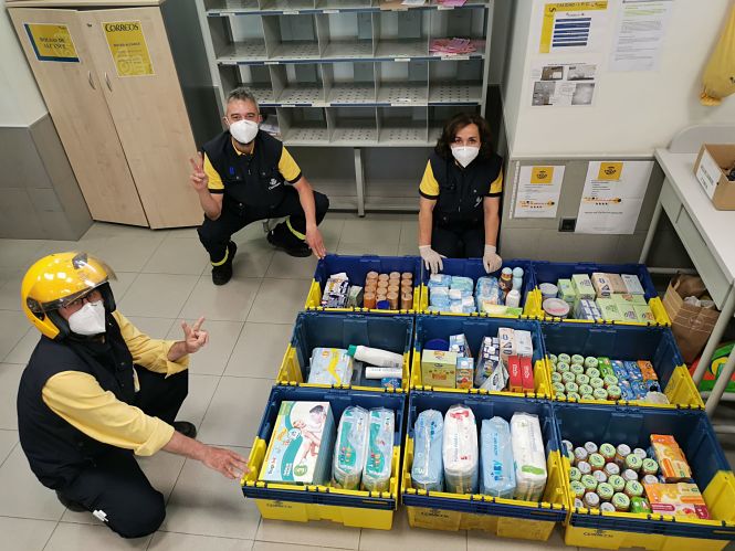Voluntarios de Correos preparados para la entrega de los productos (CORREOS)