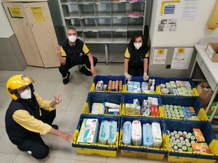 Voluntarios de Correos preparados para la entrega de los productos (CORREOS)
