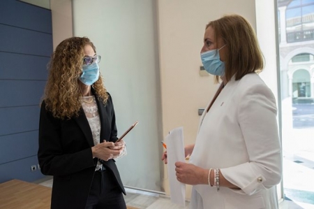 La delegada territorial de Igualdad, Políticas Sociales y Conciliación, Ana Berrocal y Eugenia Rodríguez-Bailón han presentado el programa Tarjeta monedero (JUNTA)