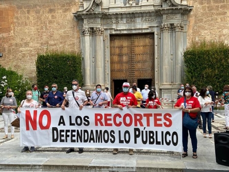 Manifestación en la sede del Hospital Real (UGT) 