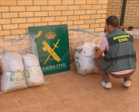 Un Guardia CIvil con la marihuana incautada (GUARDIA CIVIL) Un Guardia CIvil con la marihuana incautada (GUARDIA CIVIL)