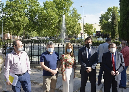 Luis Salvador ha visitado la Fuente del Caracol (JAVIER ALGARRA / AYUNTAMIENTO)