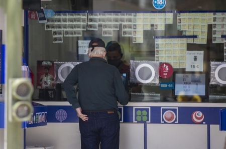 Un cliente compra lotería en una administración (MARÍA JOSÉ LÓPEZ / EUROPA PRESS) Un cliente compra lotería en una administración (MARÍA JOSÉ LÓPEZ / EUROPA PRESS)