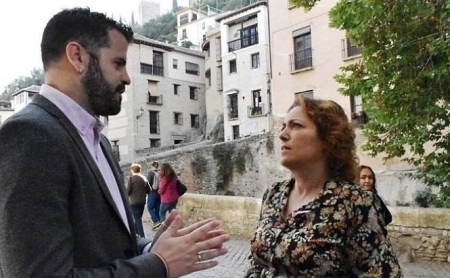 El parlamentario de Adelante Andalucía Jesús Fernández, con María Carmen Pérez, coordinadora provincial de IU (IU) 