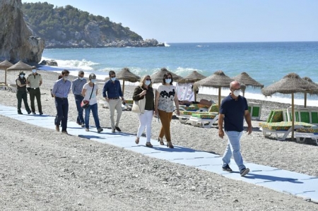 La Delegada de Medio Ambiente ha visitado la Playa de Cantarriján (JUNTA) La Delegada de Medio Ambiente ha visitado la Playa de Cantarriján (JUNTA)