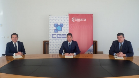 Imagen de la firma del convenio (CÁMARA GRANADA) 