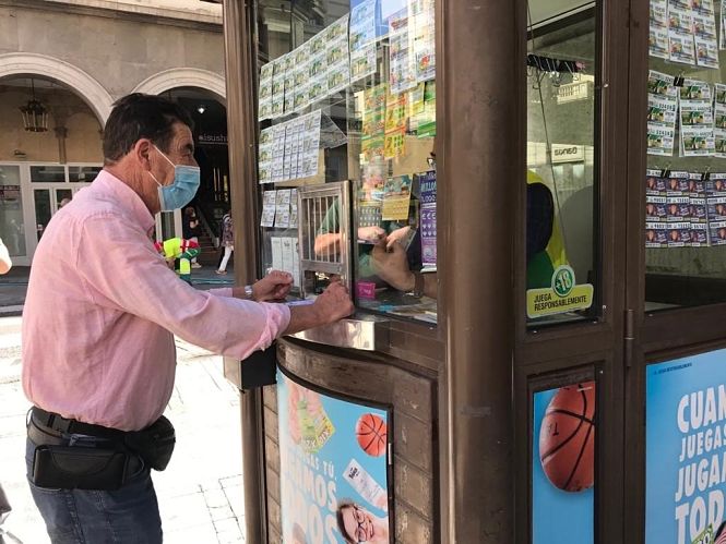 El titular del Juzgado de Menores número 1 de Granada, Emilio Calatayud, compra el cupón de la ONCE - (ONCE)