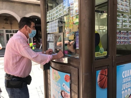 El titular del Juzgado de Menores número 1 de Granada, Emilio Calatayud, compra el cupón de la ONCE - (ONCE)