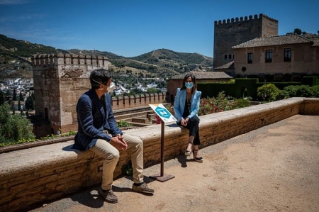 La directora del Patronato de la Alhambra y el Generalife, Rocío Díaz, a la derecha en la imagen (PATRONATO DE LA ALHAMBRA Y EL GENERALIFE) 