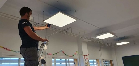 Un técnico municipal trabajan en la instalación de las luces LED en el colegio Francisco Ayala (AYTO. CULLAR VEGA) Un técnico municipal trabajan en la instalación de las luces LED en el colegio Francisco Ayala (AYTO. CULLAR VEGA)