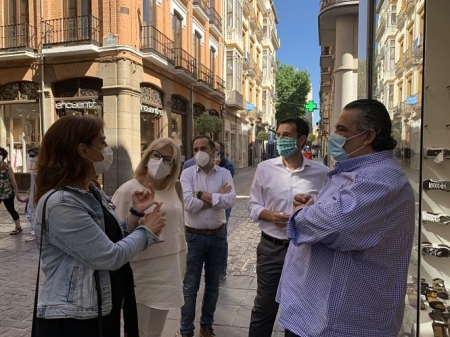 El Grupo Municipal del PSOE durante la visita a la Calle Mesones (PSOE) 
