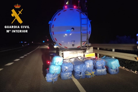 Los fardos de marihuana junto al camión cisterna (GUARDIA CIVIL)