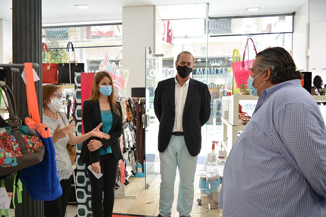 La delegada territorial de Empleo, Formación, Trabajo Autónomo y Economía, Conocimiento, Empresas y Universidad, Virginia Fernández, durante la visita a un comercio (JUNTA) 