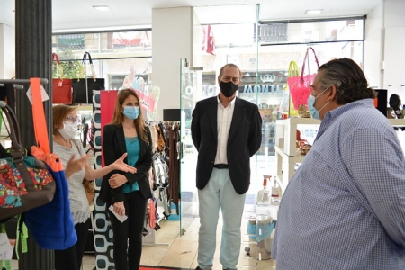 La delegada territorial de Empleo, Formación, Trabajo Autónomo y Economía, Conocimiento, Empresas y Universidad, Virginia Fernández, durante la visita a un comercio (JUNTA) 