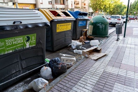 Basura acumulada en una calle de la capital (PSOE)
