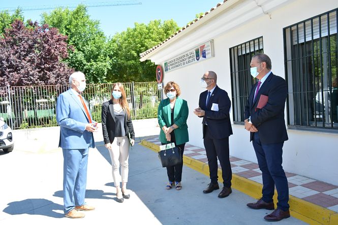 Virginia Fernández, Delegada Economía, Conocimiento, Empresas y Universidad de la Junta de Andalucía durante su visita a Albolote (JUNTA)