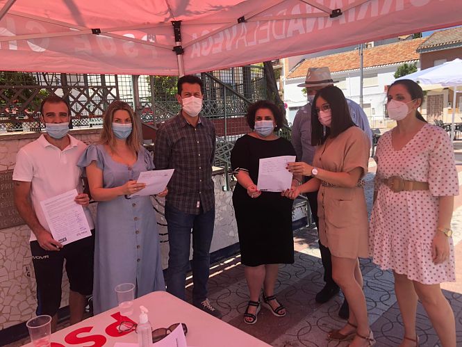 Miembros del PSOE durante la visita a Churriana (PSOE)