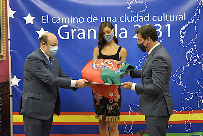 Luis Salvador y Sebastián Pérez entrega la bandera a Carmen Cerrillo (JAVIER ALGARRA / AYUNTAMIENTO)