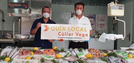 Presentación de la guia en una pescaderia del municipio (AYTO. CÚLLAR VEGA)