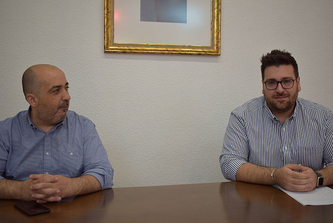El concejal de Fiestas Juan José Martínez y el técnico de Cultura, José Antonio Medina en rueda de prensa (AYTO. ALBOLOTE) 